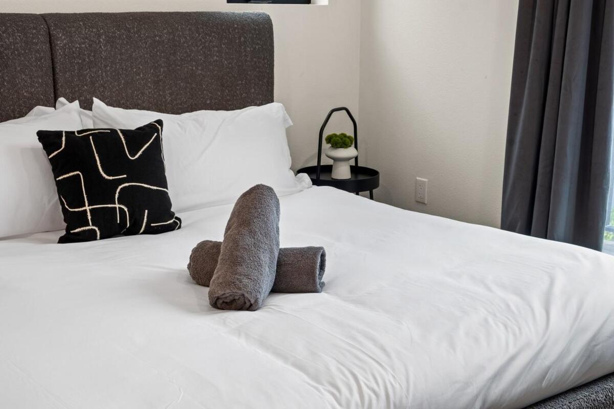 Apartment King Bed Evcharger Sleeps 8 Balcony Laundry
