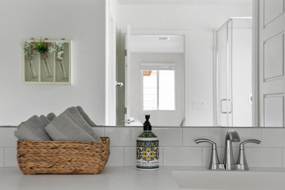 4br 4bath Is Need San Diego