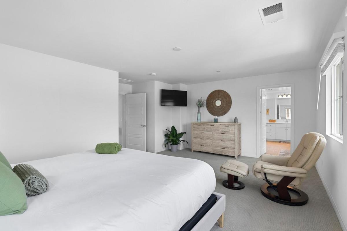 Holiday home 4br 4bath Is Need San Diego