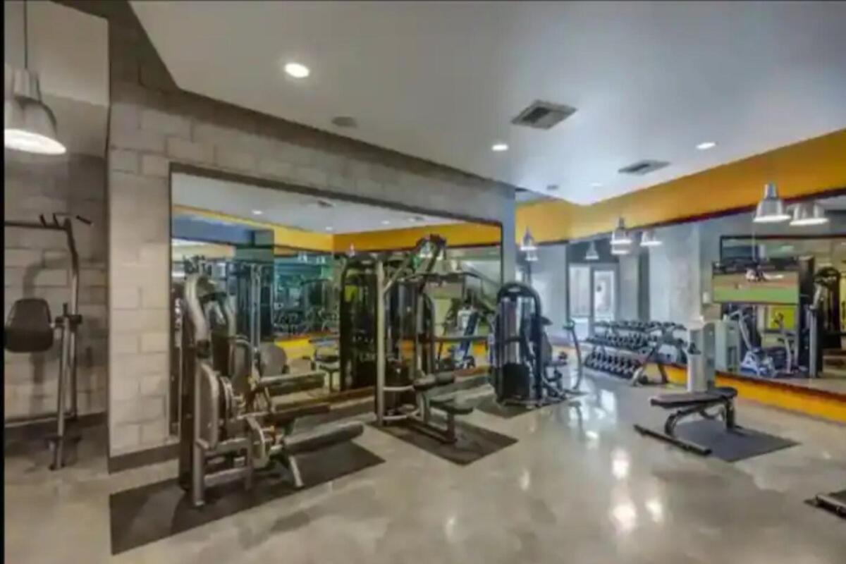 Chic 2 Bedroom Near Petco Park Convention Center