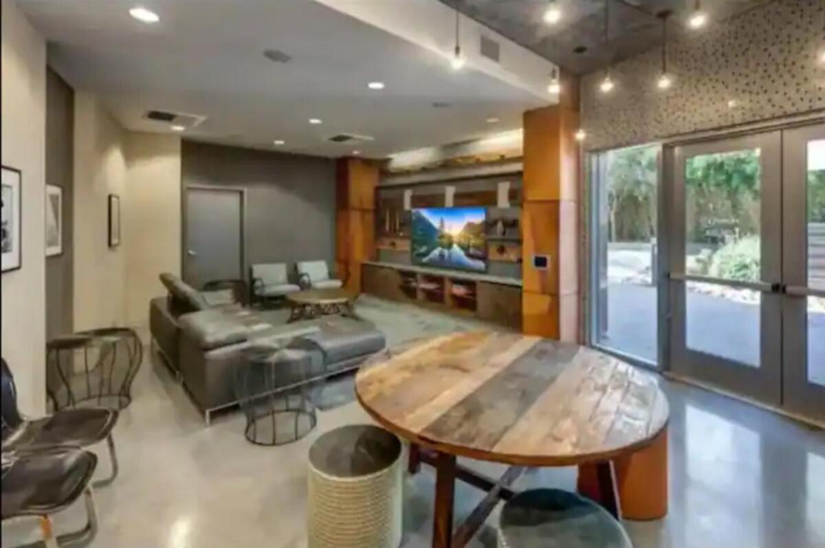 Chic 2 Bedroom Near Petco Park Convention Center *