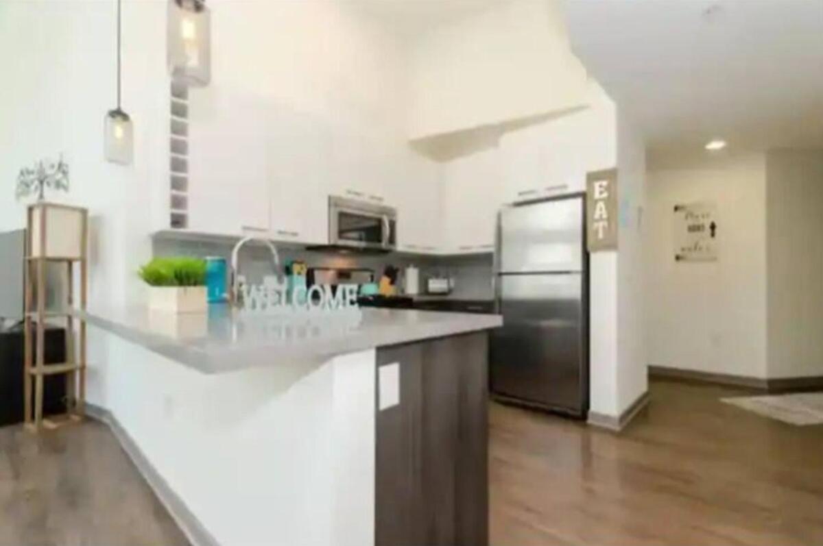 Chic 2 Bedroom Near Petco Park Convention Center