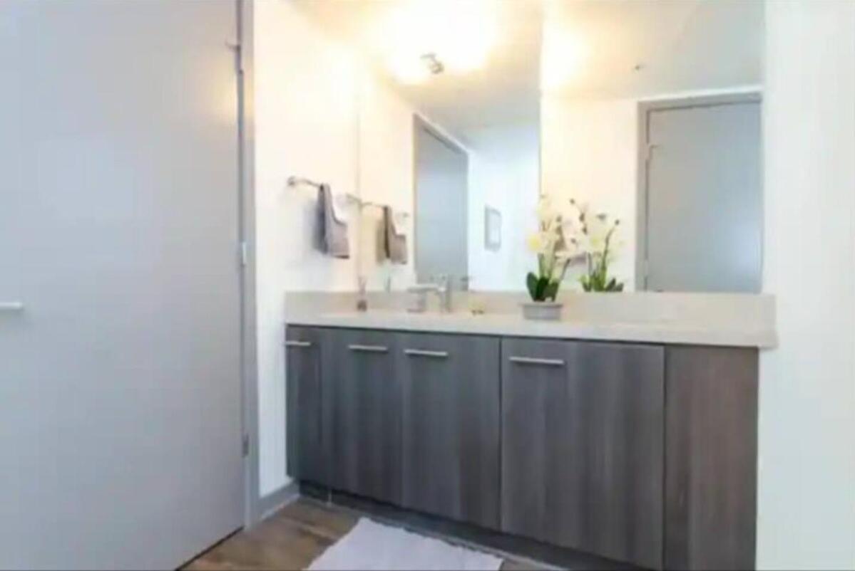 Chic 2 Bedroom Near Petco Park Convention Center *
