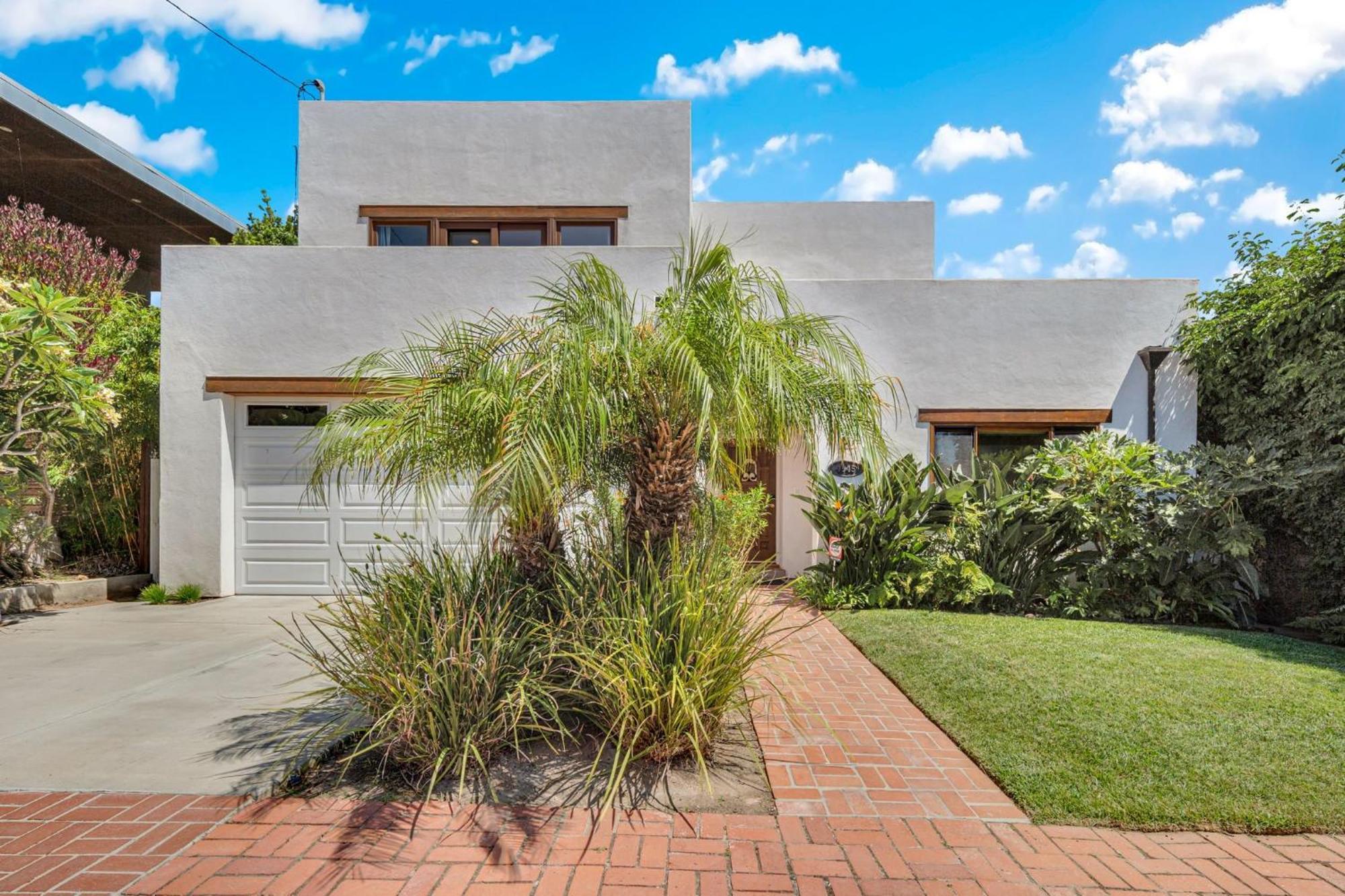Sea Breeze Holiday home *