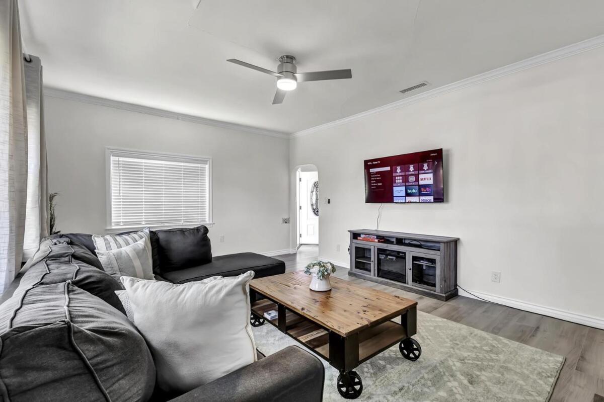 Artistic Haven Single Story Sanctuary With Murals Holiday home San Diego
