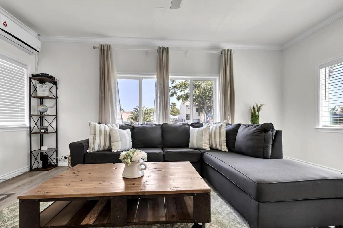 Artistic Haven Single Story Sanctuary With Murals Holiday home *