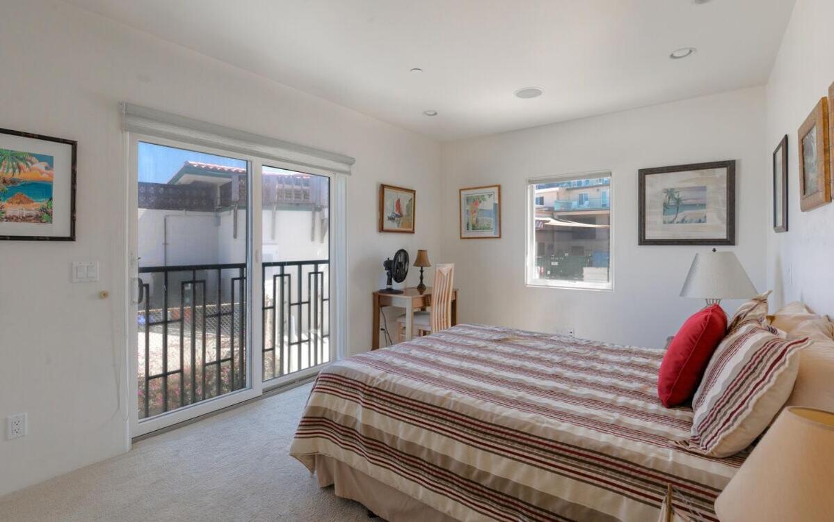 Beachfront With 3 Large Decks, Walk To Shops San Diego
