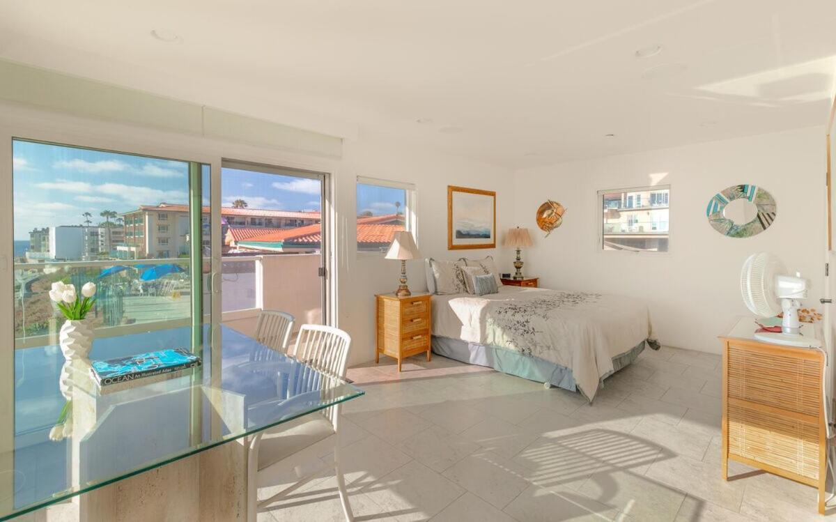 Beachfront With 3 Large Decks, Walk To Shops Holiday home *