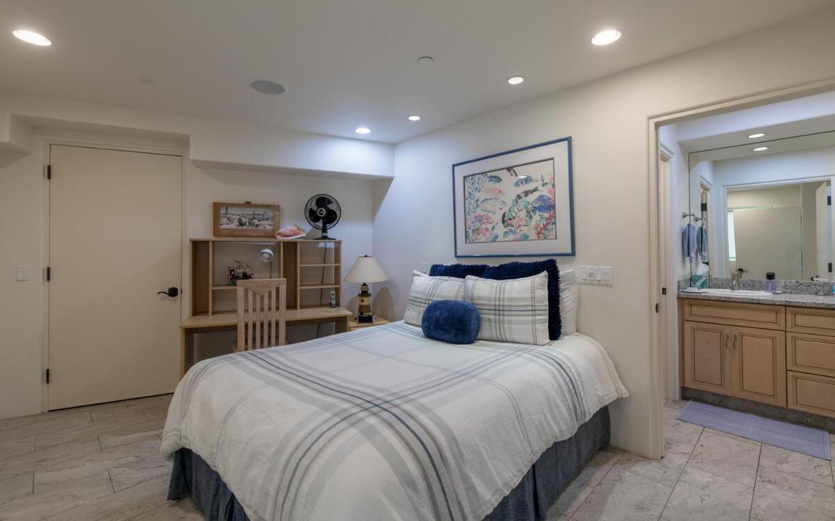 Beachfront With 3 Large Decks, Walk To Shops *