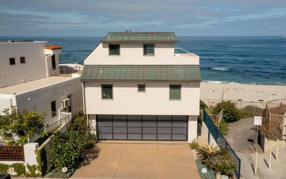 Beachfront With 3 Large Decks, Walk To Shops *