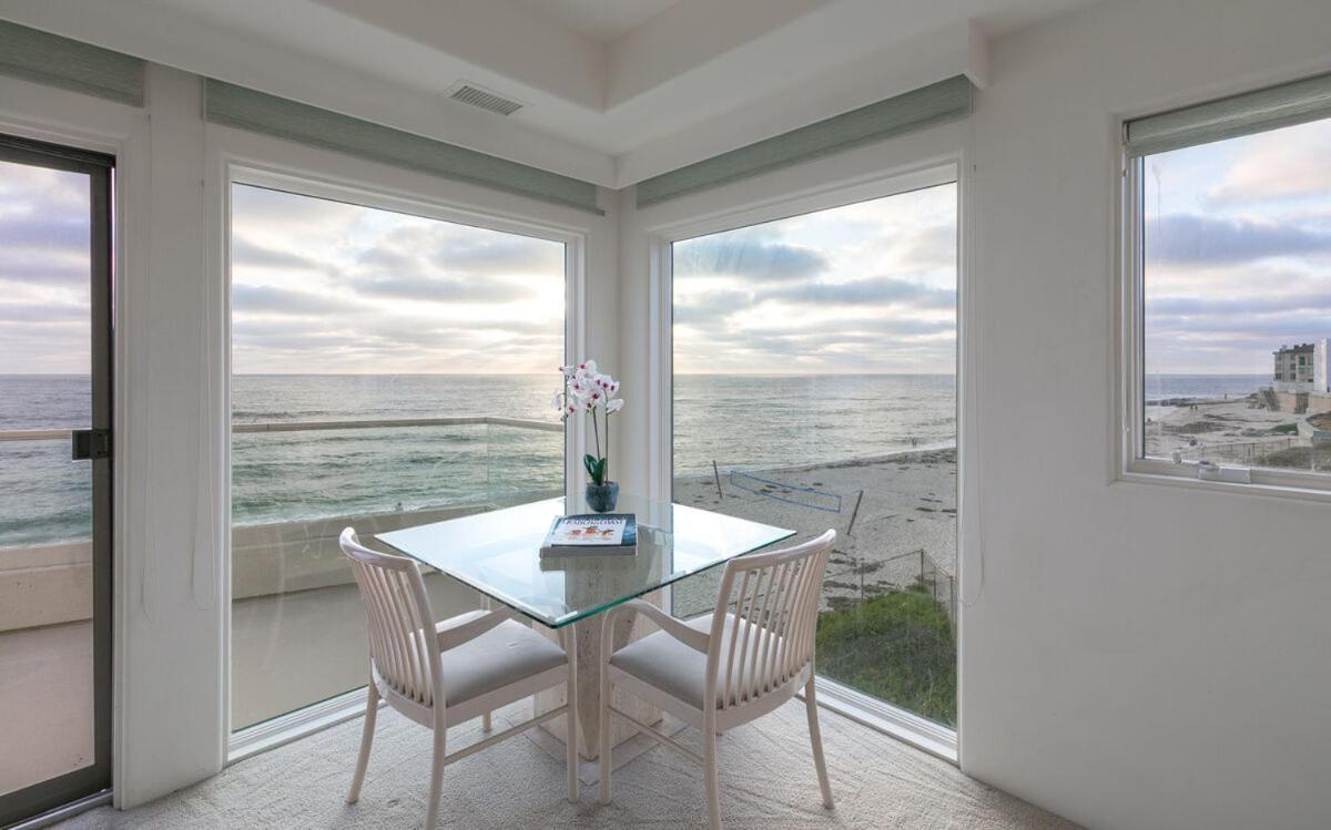 Beachfront With 3 Large Decks, Walk To Shops * San Diego