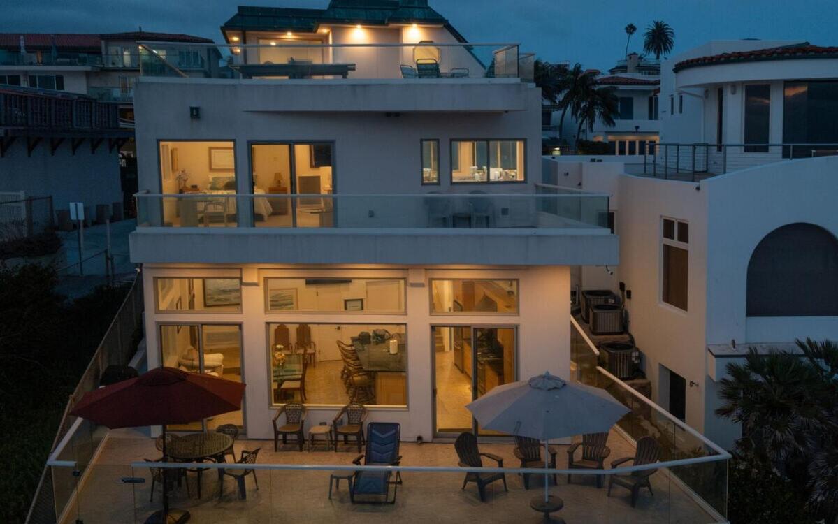 Beachfront With 3 Large Decks, Walk To Shops * San Diego