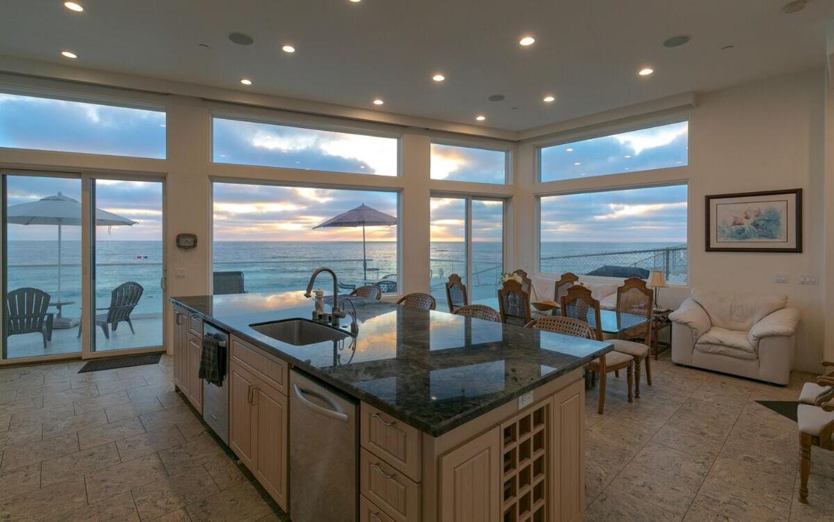 Beachfront With 3 Large Decks, Walk To Shops Holiday home San Diego
