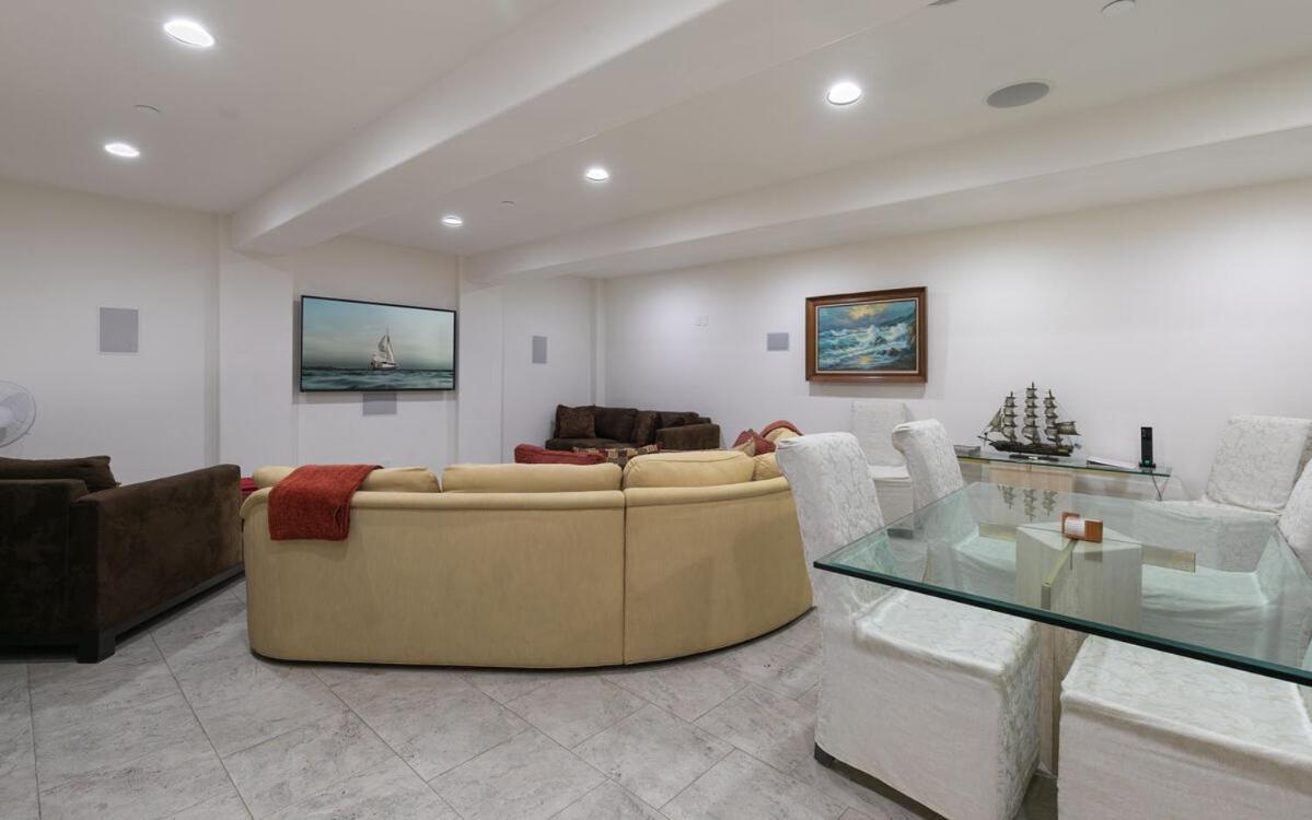 Beachfront With 3 Large Decks, Walk To Shops * San Diego
