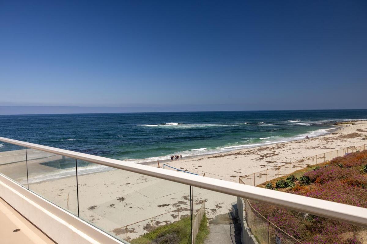 Beachfront With 3 Large Decks, Walk To Shops Holiday home San Diego