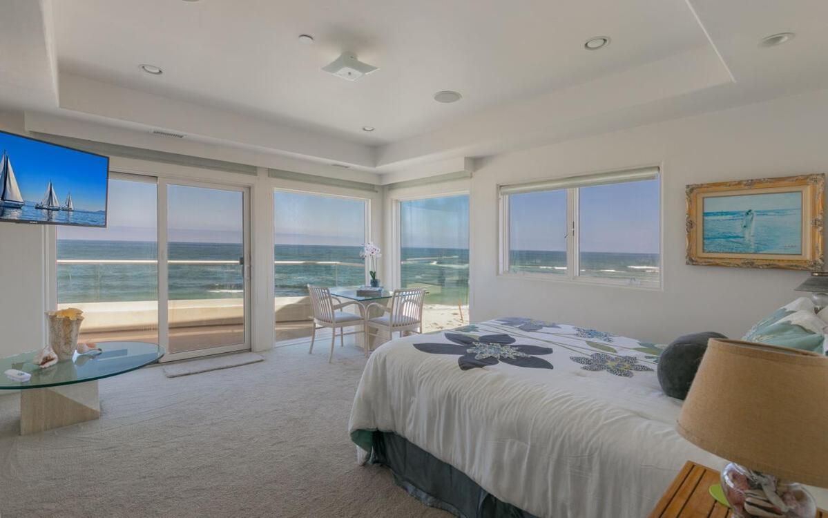 Beachfront With 3 Large Decks, Walk To Shops *