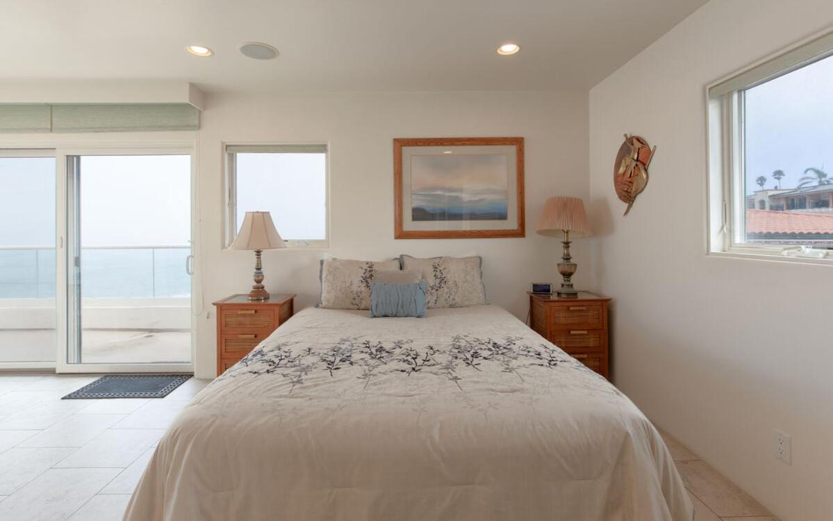 Beachfront With 3 Large Decks, Walk To Shops San Diego