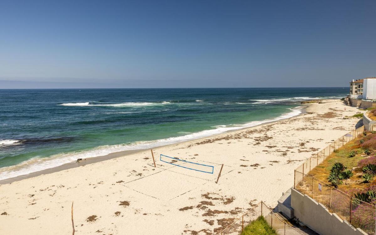 Beachfront With 3 Large Decks, Walk To Shops * San Diego