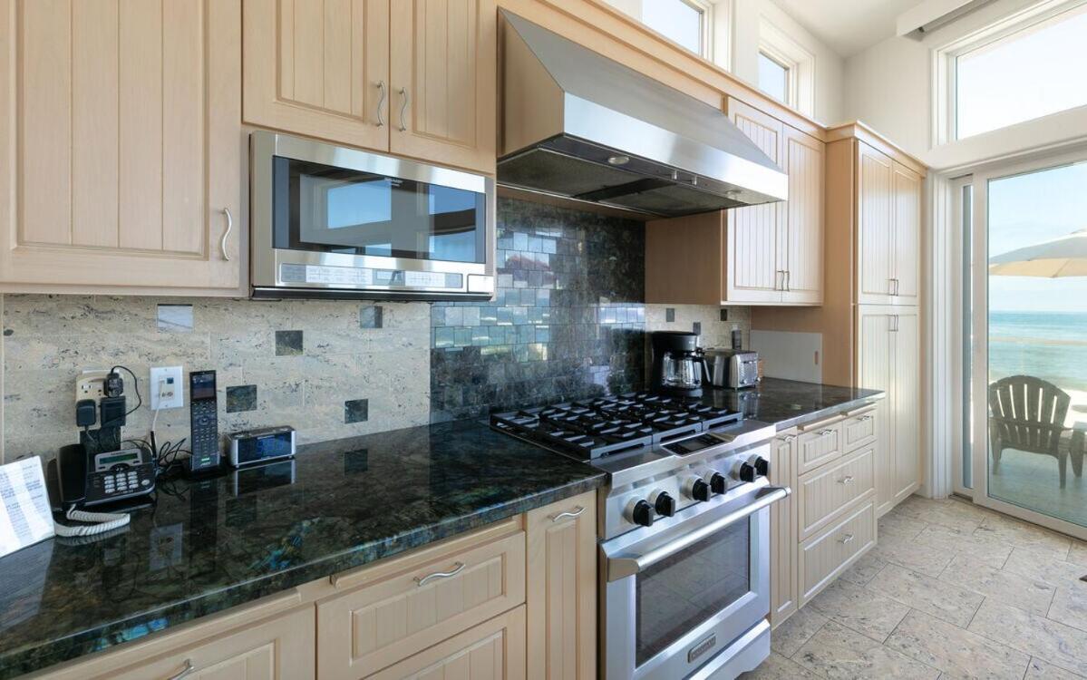 Beachfront With 3 Large Decks, Walk To Shops Holiday home San Diego