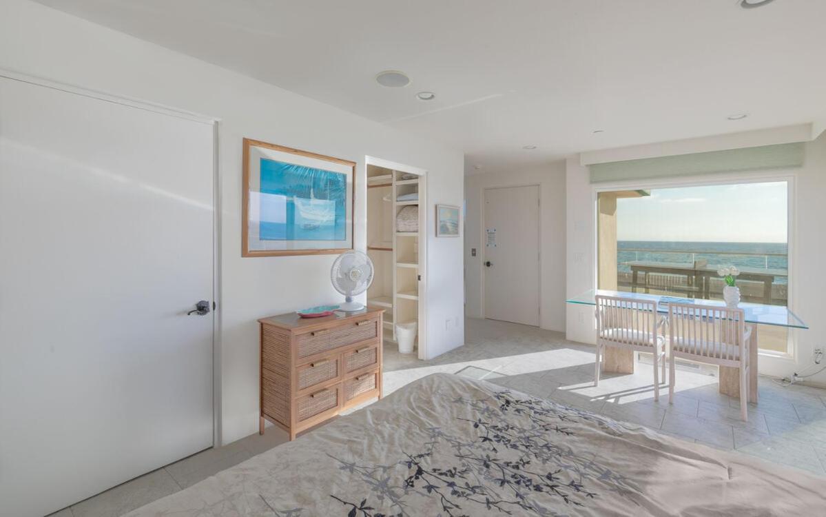 Beachfront With 3 Large Decks, Walk To Shops *