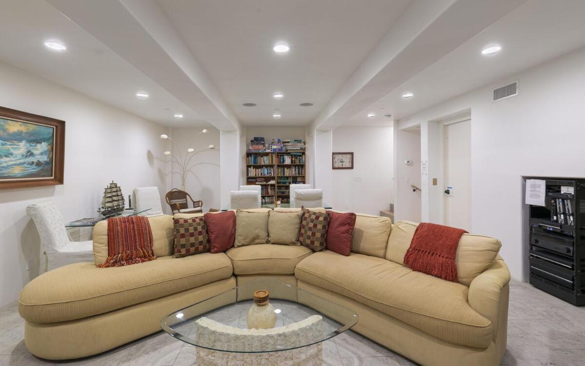 Beachfront With 3 Large Decks, Walk To Shops * San Diego