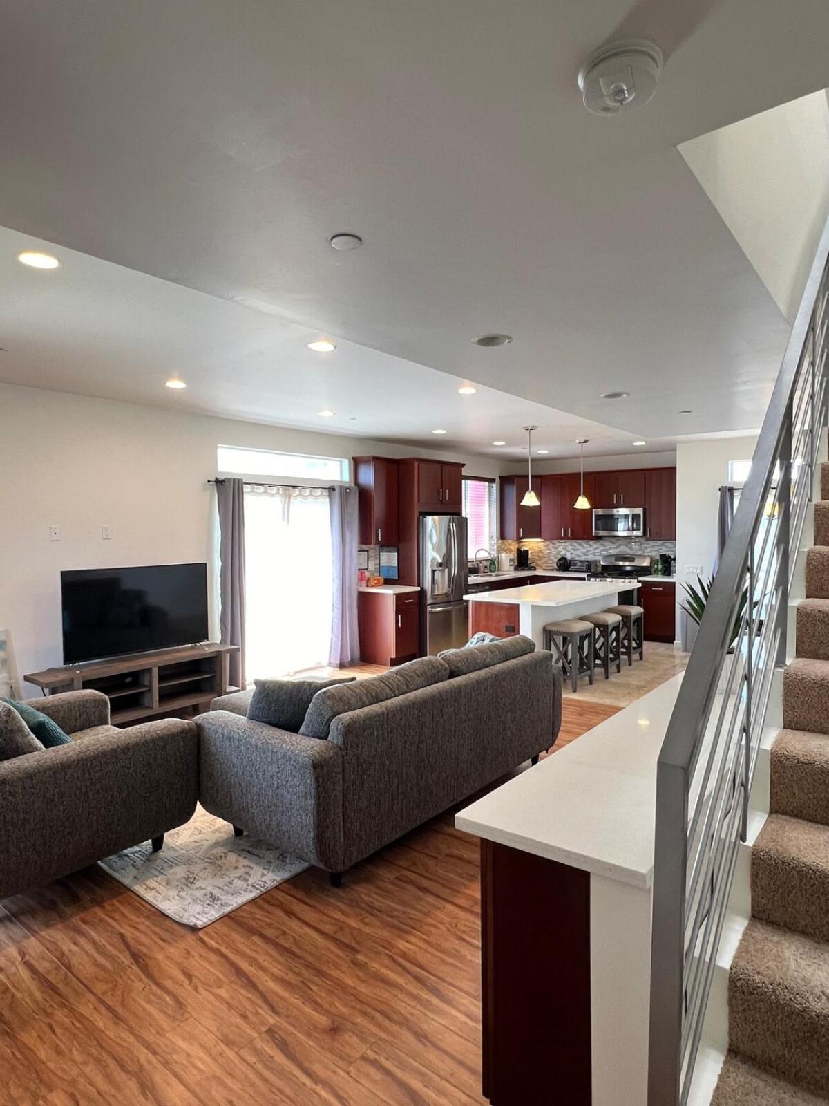 Cozy North Park Townhome Apartment