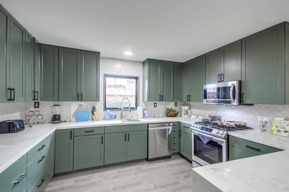 Entire Private Luxury 3-bedroom W Gated Yard, 100 Inch Tv, 1 Gbps Wifi *