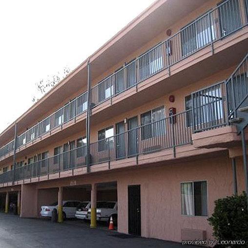 Bay And Motel 2*