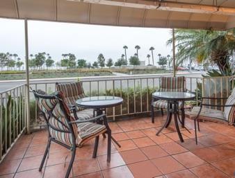 Days Harbor View Hotel 2*