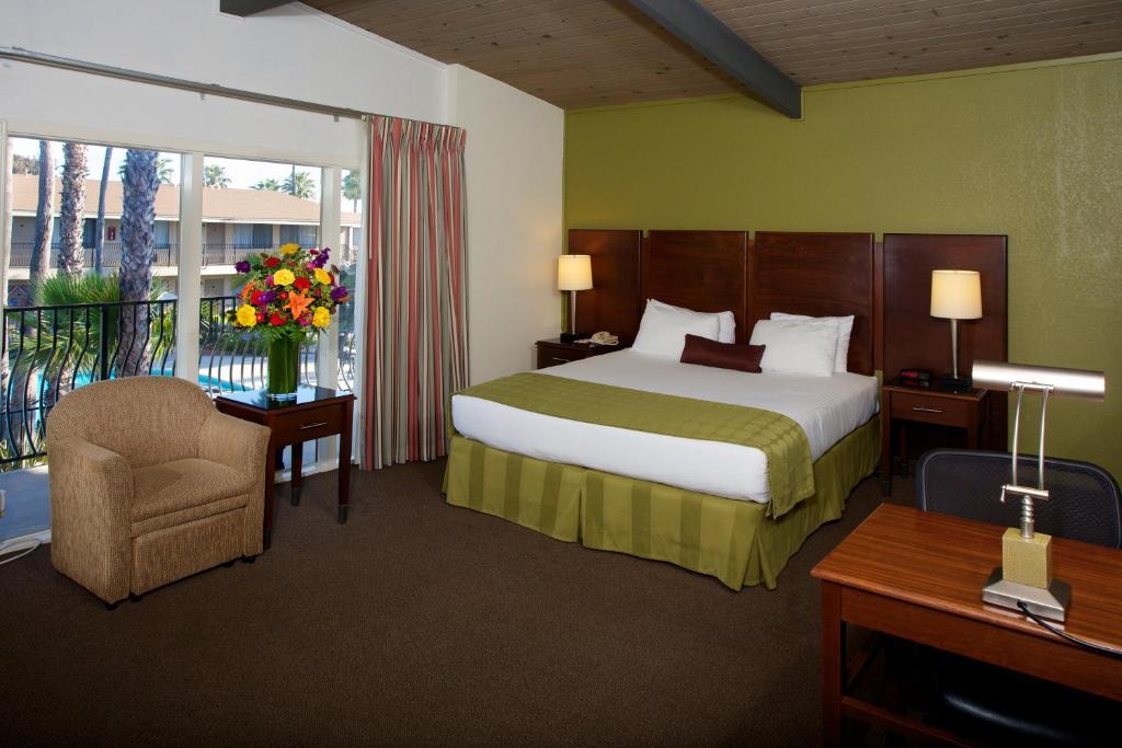 Ramada By Wyndham North & Conference Center Hotel San Diego