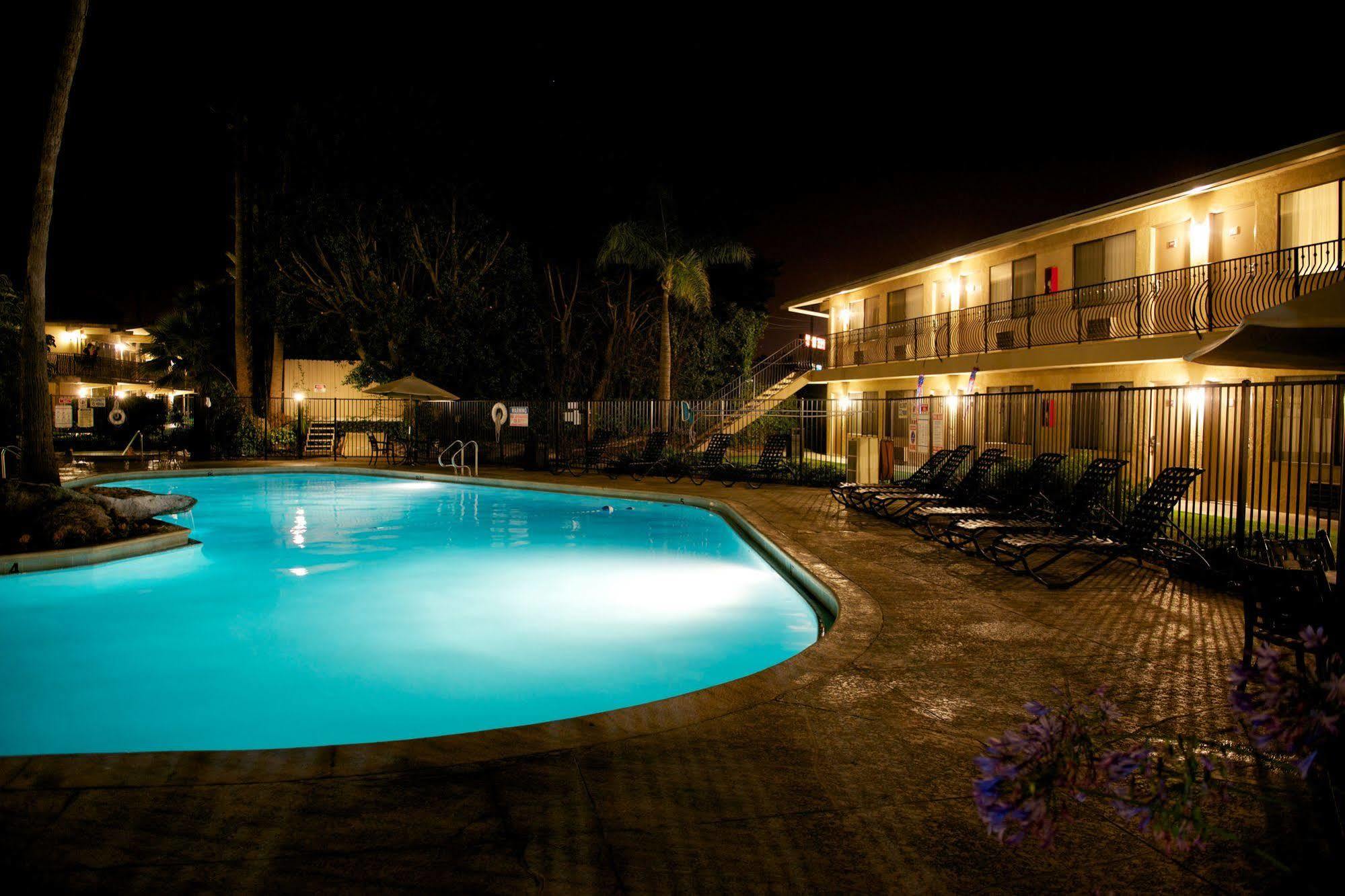 Ramada By Wyndham North & Conference Center Hotel 3*