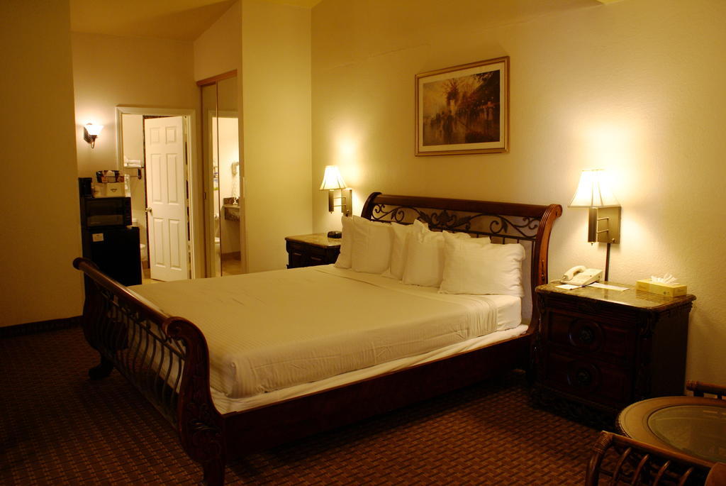 Days Harbor View Hotel