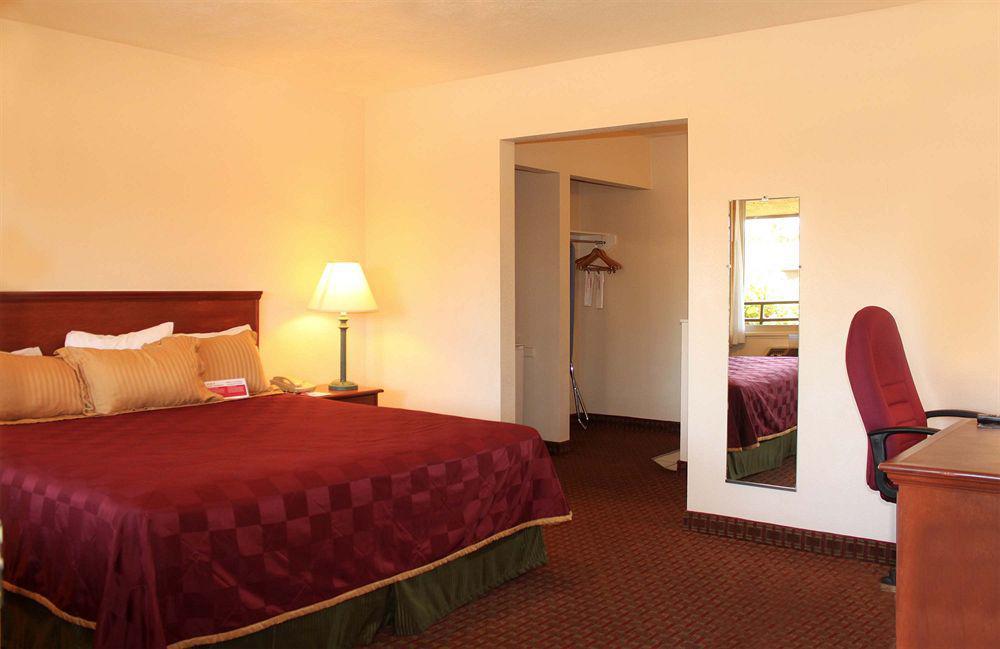 Hotel Ramada By Wyndham Near Seaworld / Mission Beach 2*