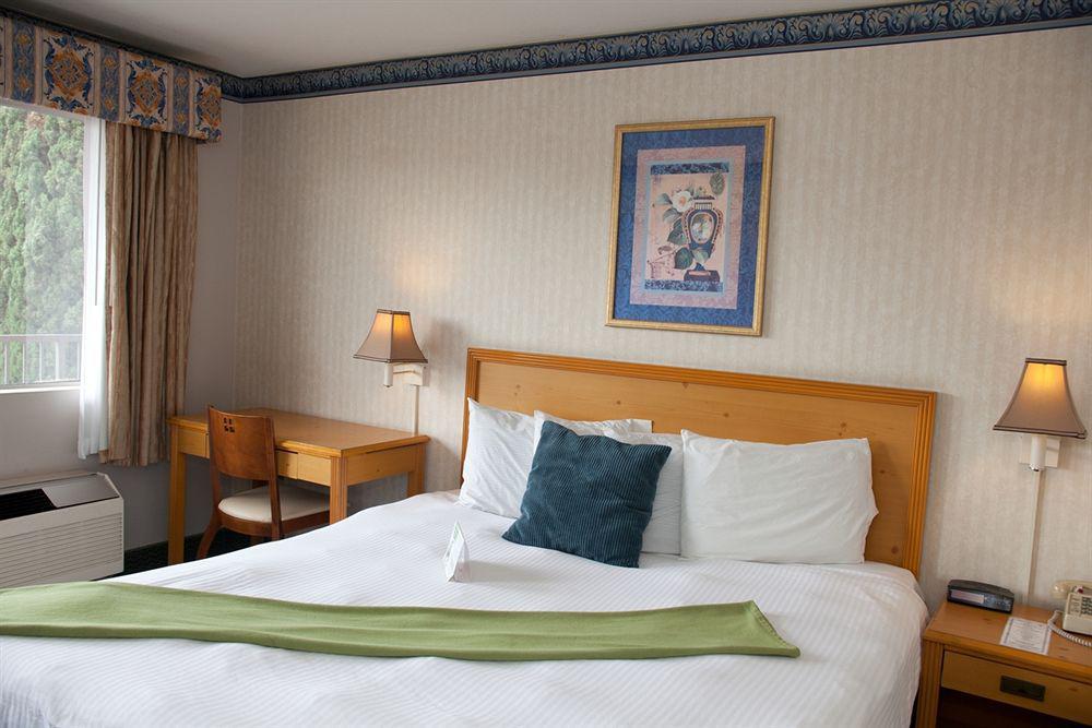 Bay And Motel 2*