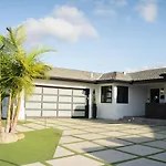 New Modern Luxury Estate - Pool, Slide, Grotto