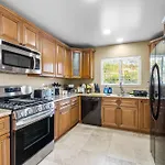 Entire Private 3-Br Ranch-Style With Backyard, Crib, King Bed, And Free Parking