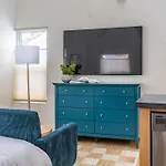 Swanky Studio In Vibrant Hillcrest