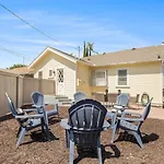 Elegant 3Br Home With Ac, Parking, & Close 2 Everything