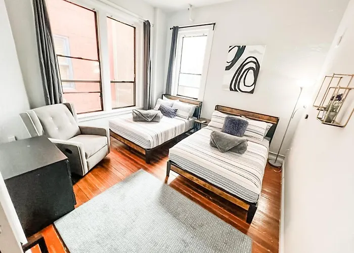 Gaslamp 2Bdrm - W Parking & 4 Beds #404