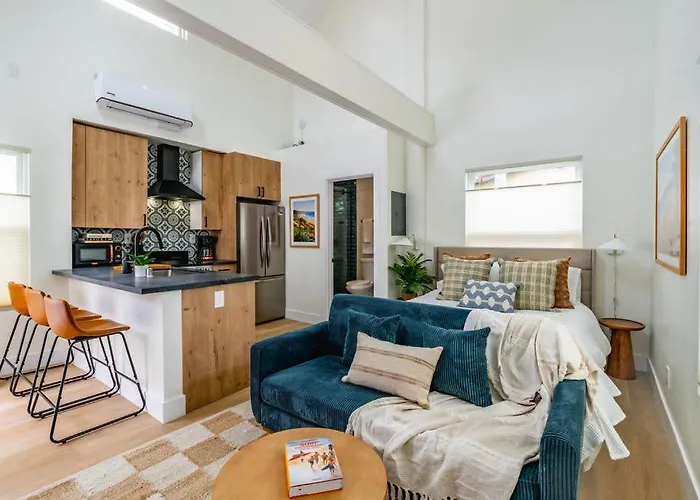 Swanky Studio In Vibrant Hillcrest