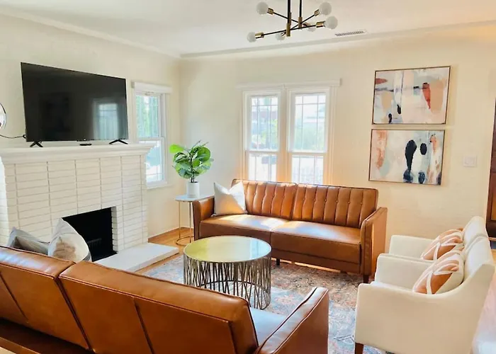 Elegant 3Br Home With Ac, Parking, & Close 2 Everything