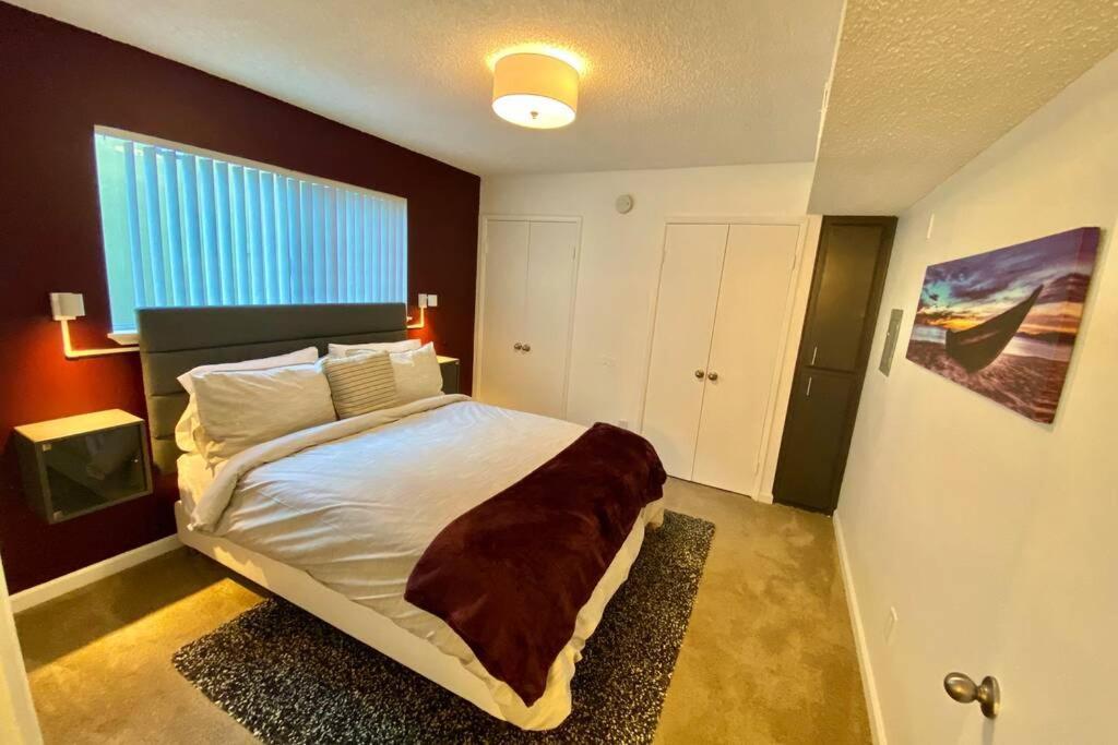 Apartment Close To All Of San Diego's Points Of Interest!! *
