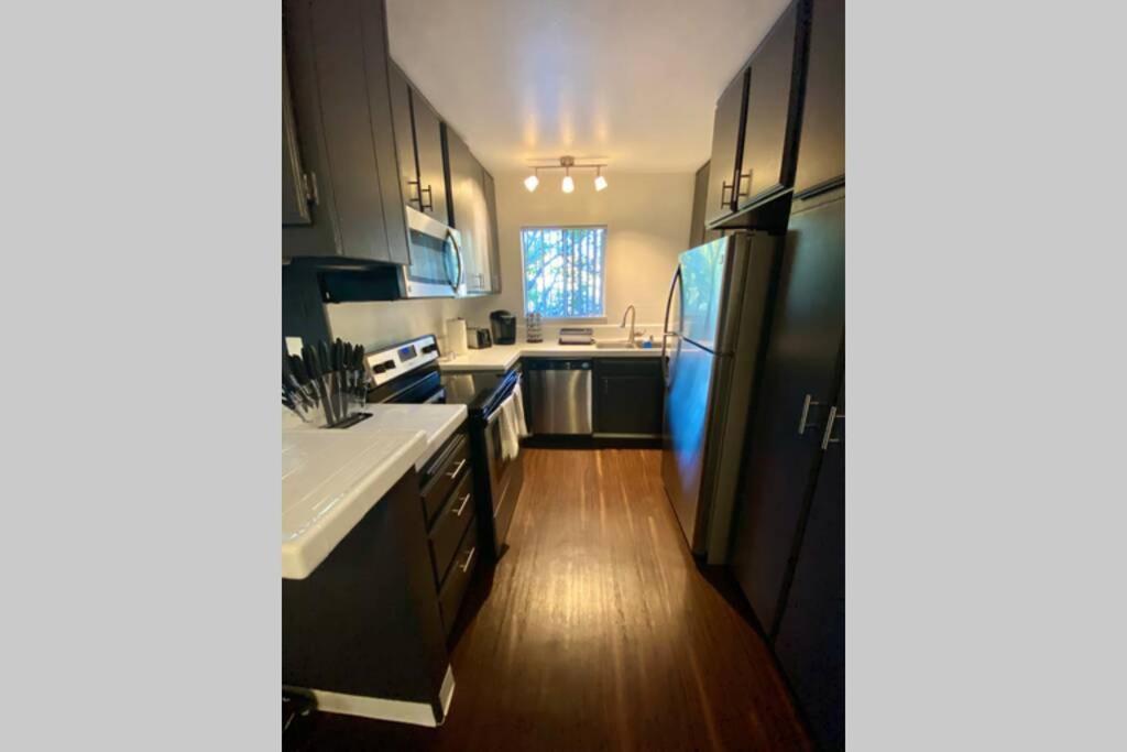 Apartment Close To All Of San Diego's Points Of Interest!! San Diego