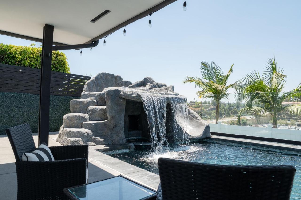 New Modern Luxury Estate - Pool, Slide, Grotto Holiday home