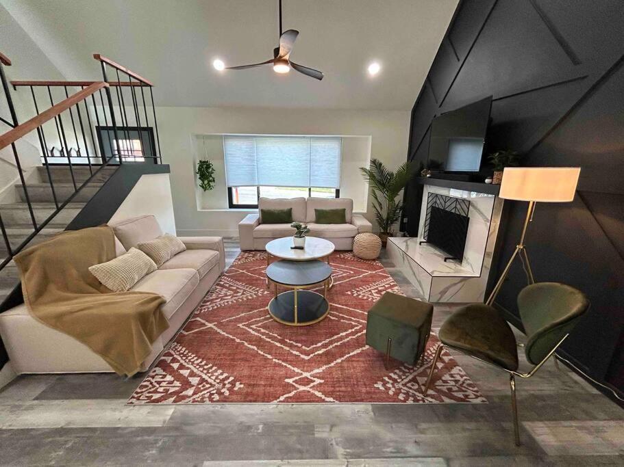 Luxurious - Gameroom - Cowboy Pool