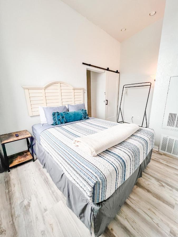 Hotel Gaslamp 2bdrm - W Parking & 4 Beds #404 San Diego