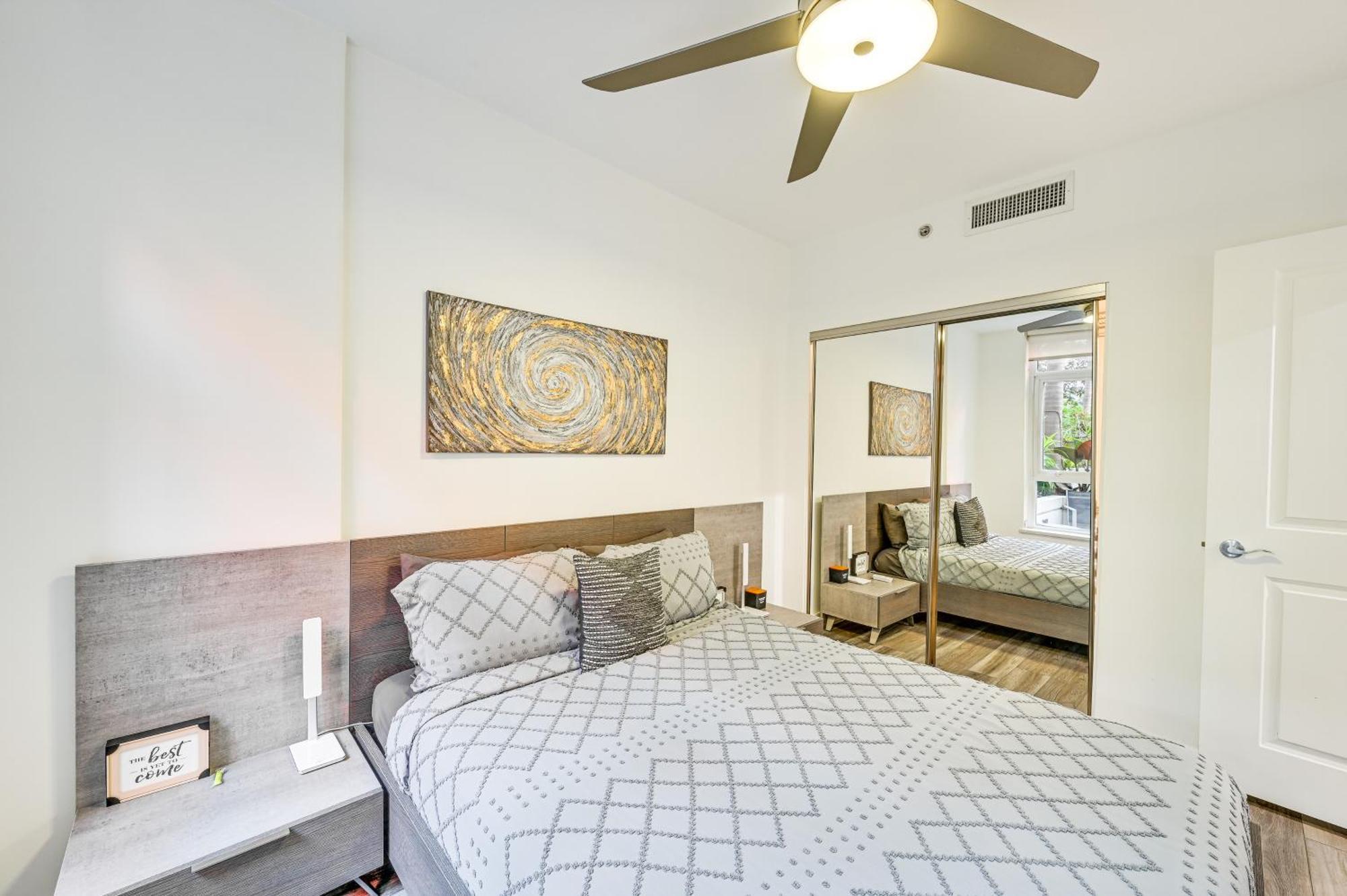 Downtown With Pool And Rooftop Access Apartment
