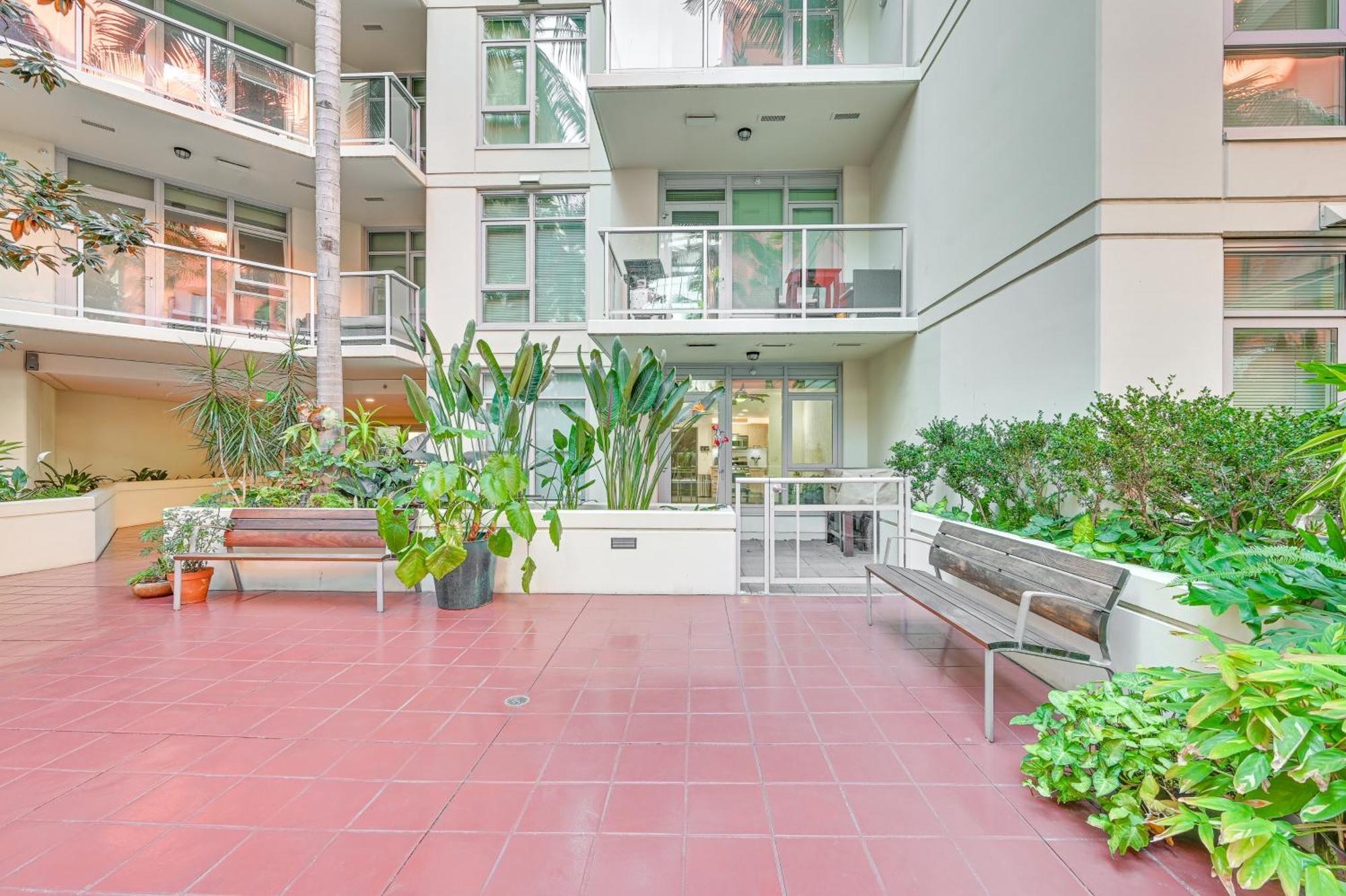 Downtown With Pool And Rooftop Access Apartment