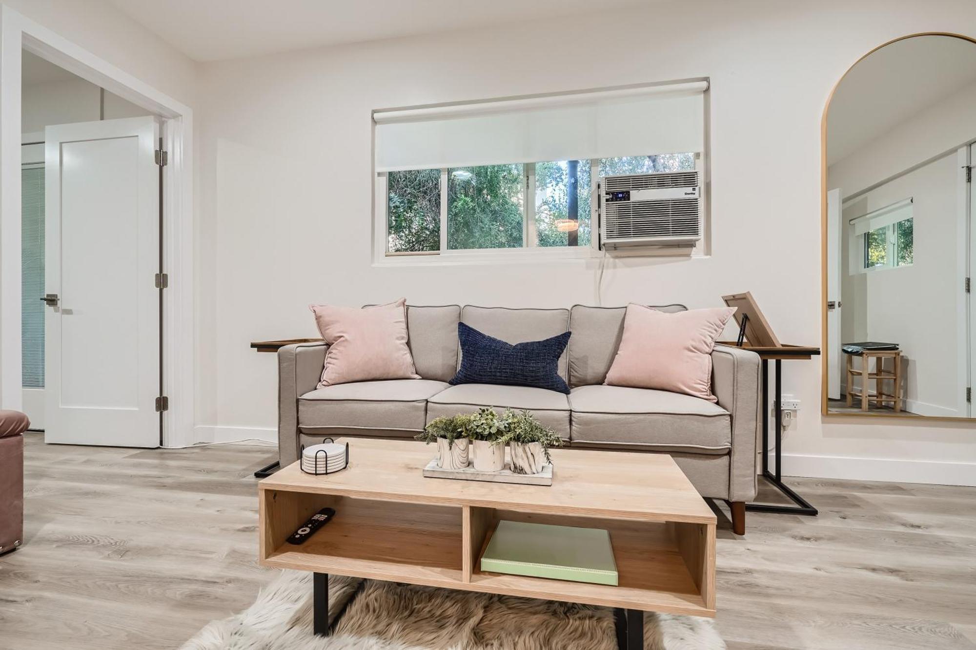 Apartment 2-1 Getaway Near Major Attractions