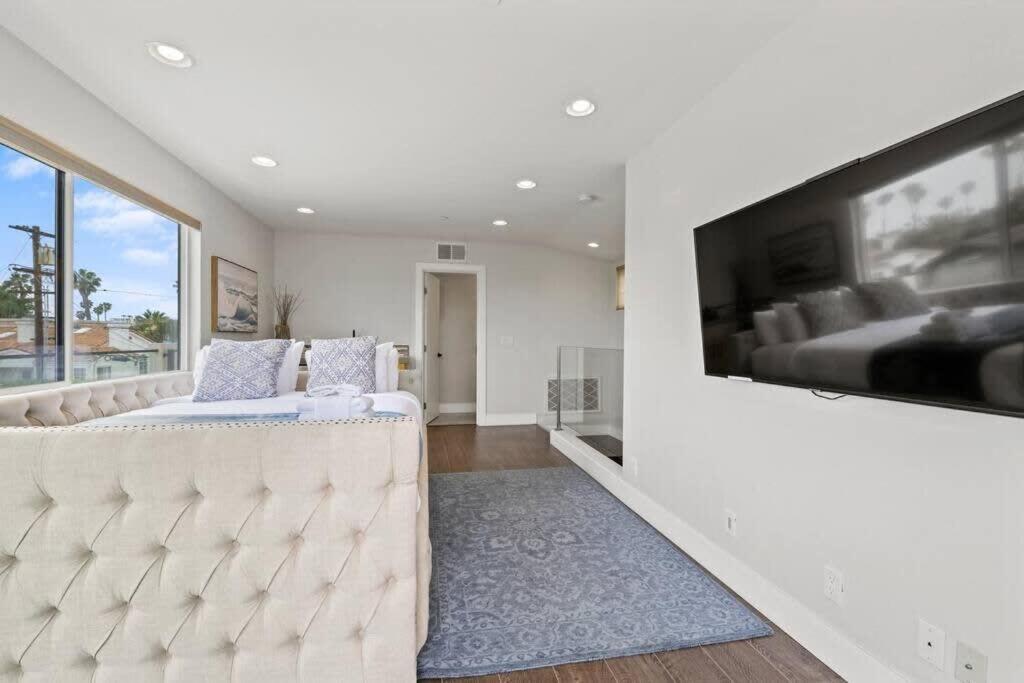 Beachside Bliss- 3-story Sleeps 12 San Diego